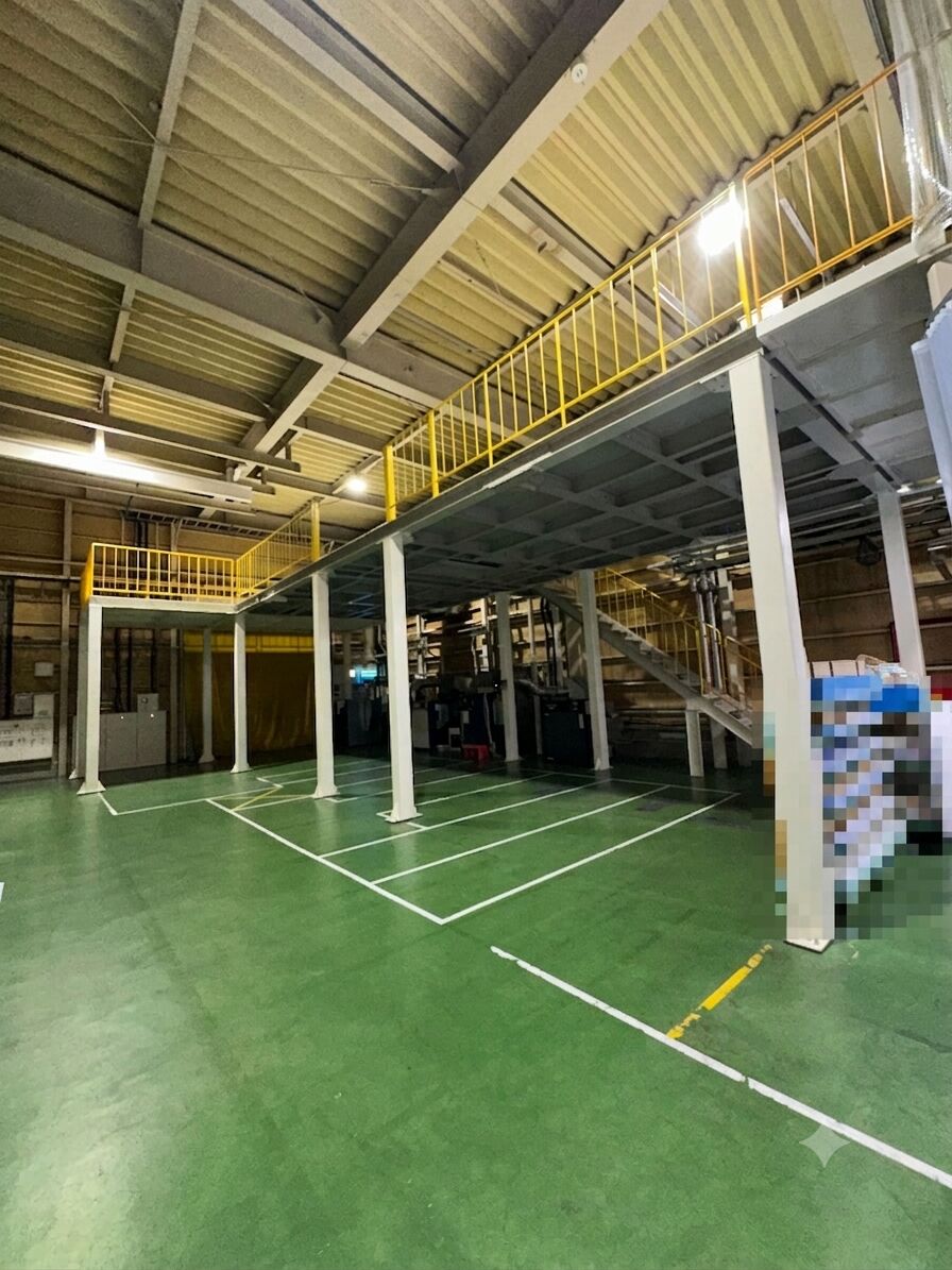 施工後：かさ上げした中二階と整理された床面