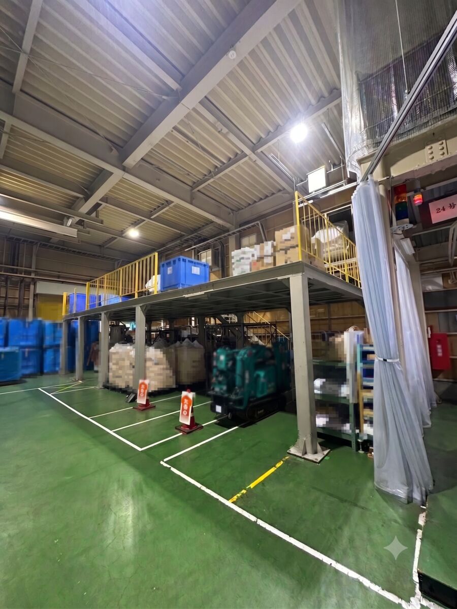 施工前：高さが足りず下部に物があふれた既設中二階
