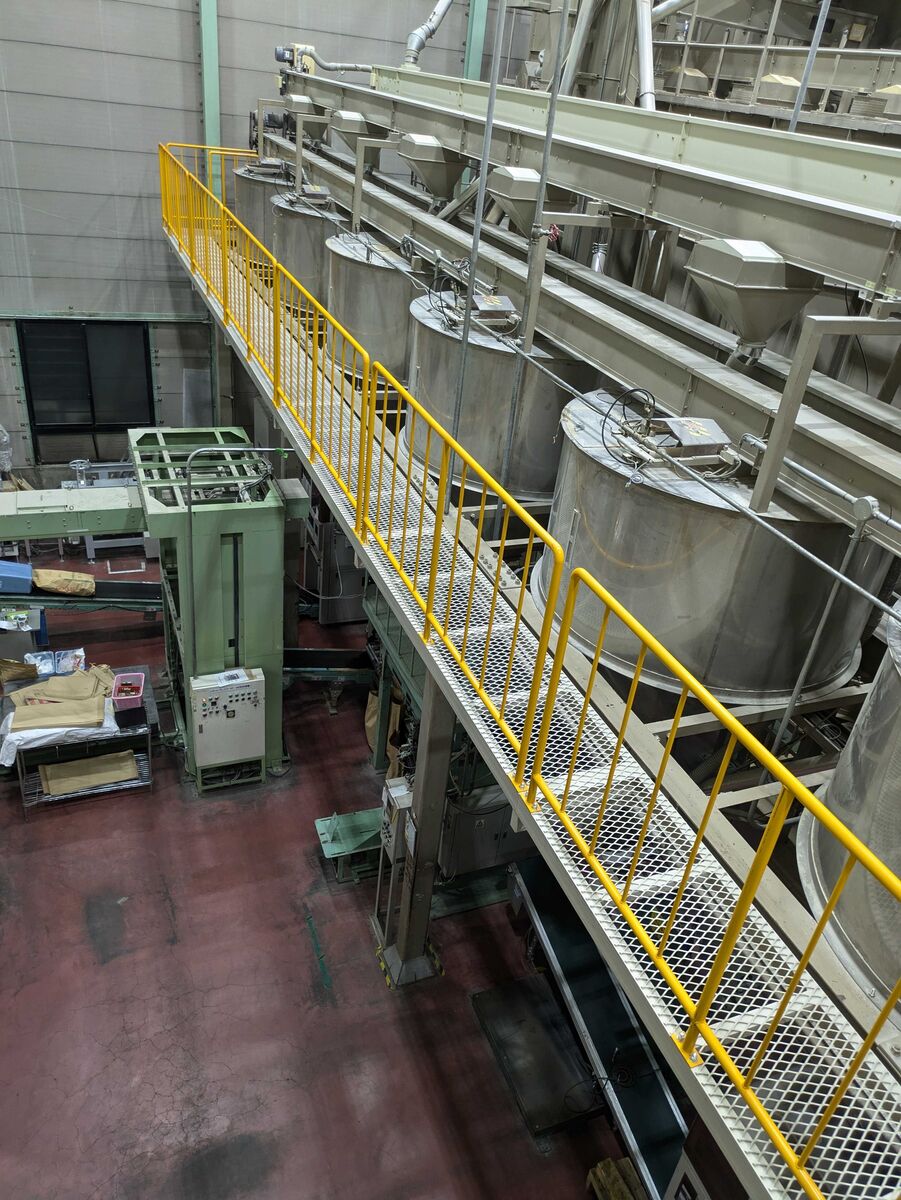 施工後：タンクに沿って設置した手すり付き点検歩廊