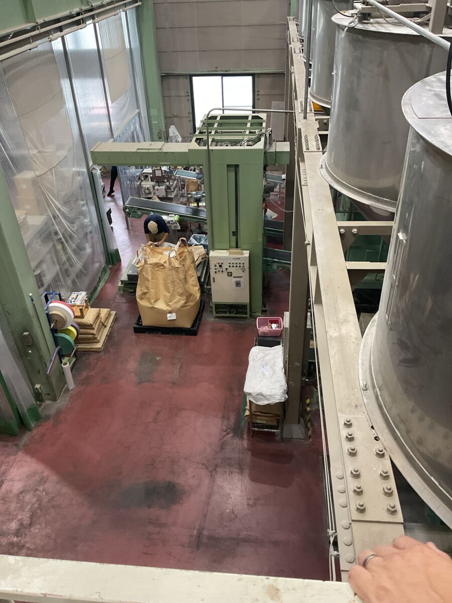 施工前：歩廊がなく高所作業となっていたタンク上部