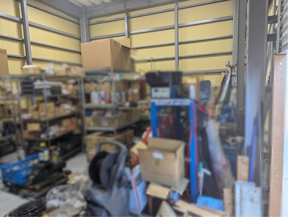 施工前：床置きの資材と道具でいっぱいの倉庫内